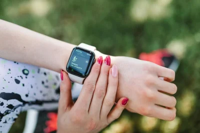 Frau trägt elegante Smartwatch im Alltag