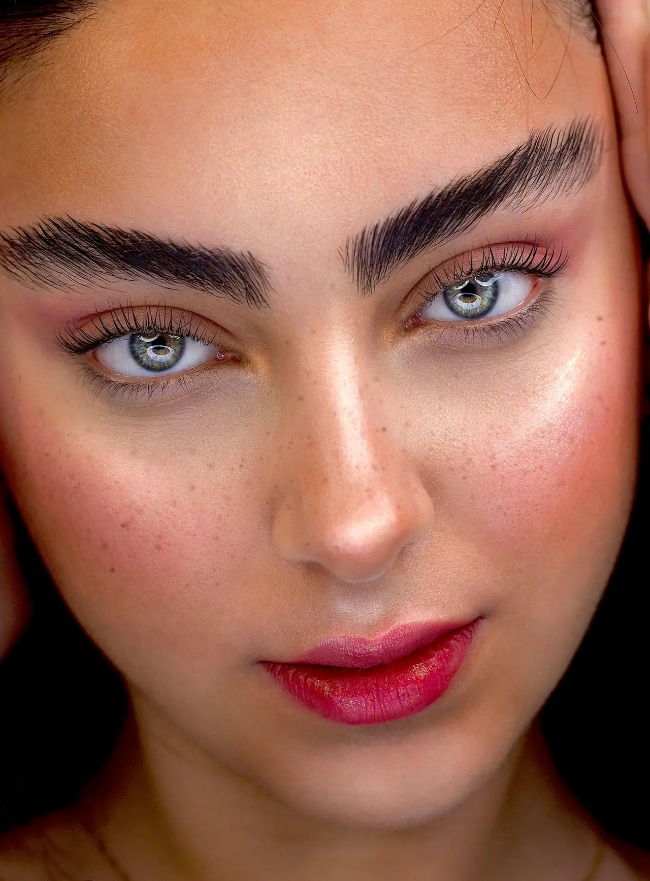 Frau mit Wild Brow Look und natürlichen Brauen