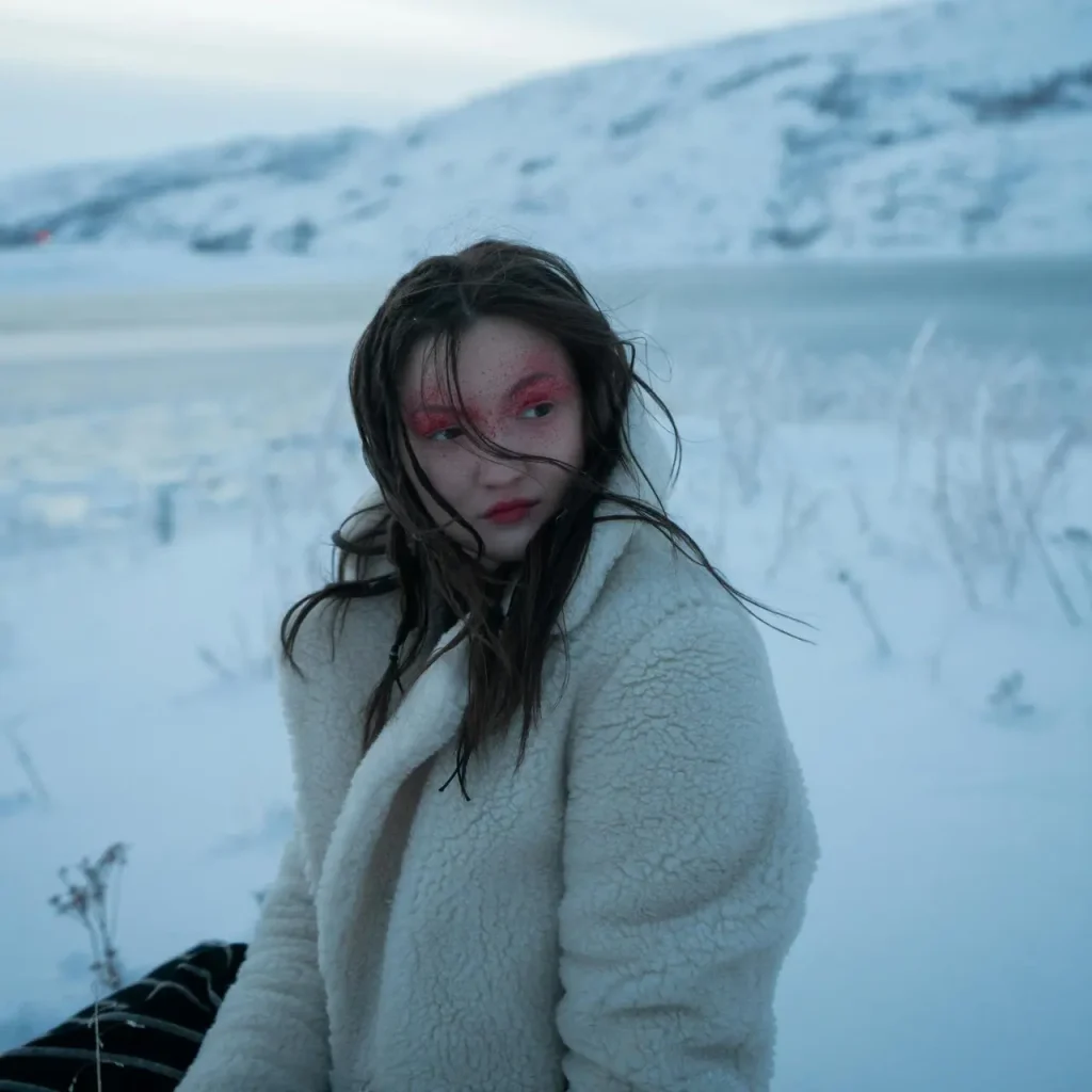 Damen in stylischem Wintermantel im urbanen Umfeld