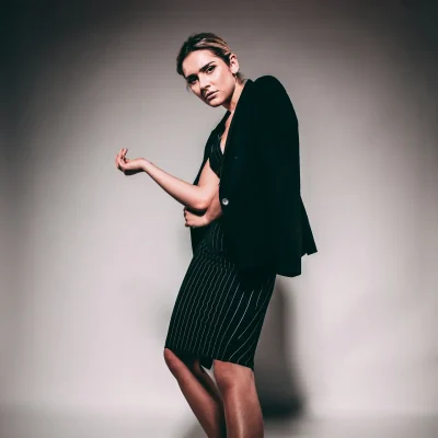 Modische Frau im stilvollen Bürooutfit