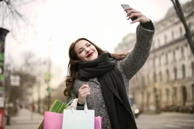 Frau entspannt beim Shoppen am Wochenende mit Tasse Kaffee