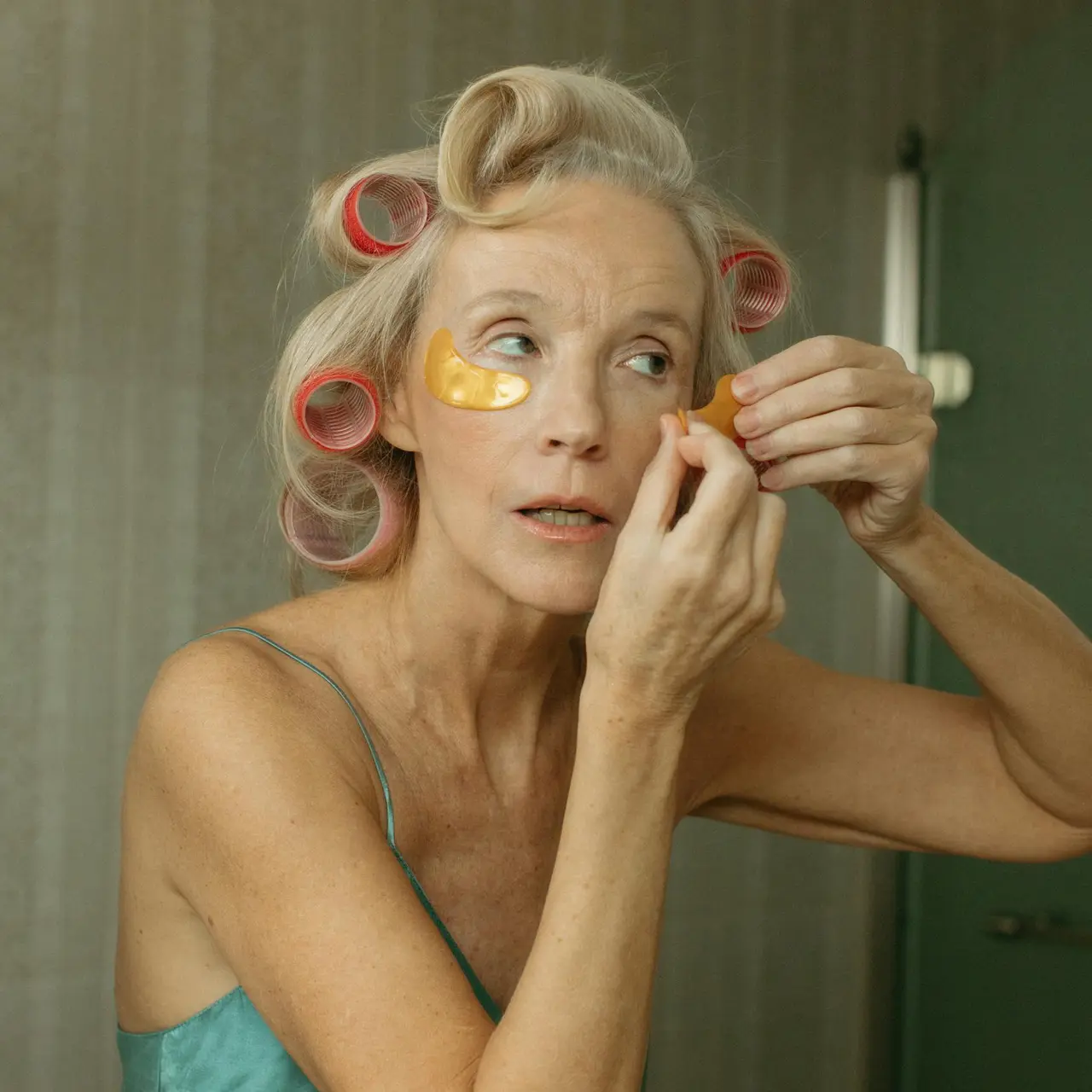 Junge Frau trägt Anti-Aging-Serum auf das Gesicht auf