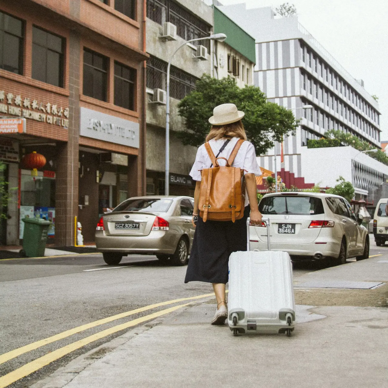 Turiști practică turism eco și slow în natură
