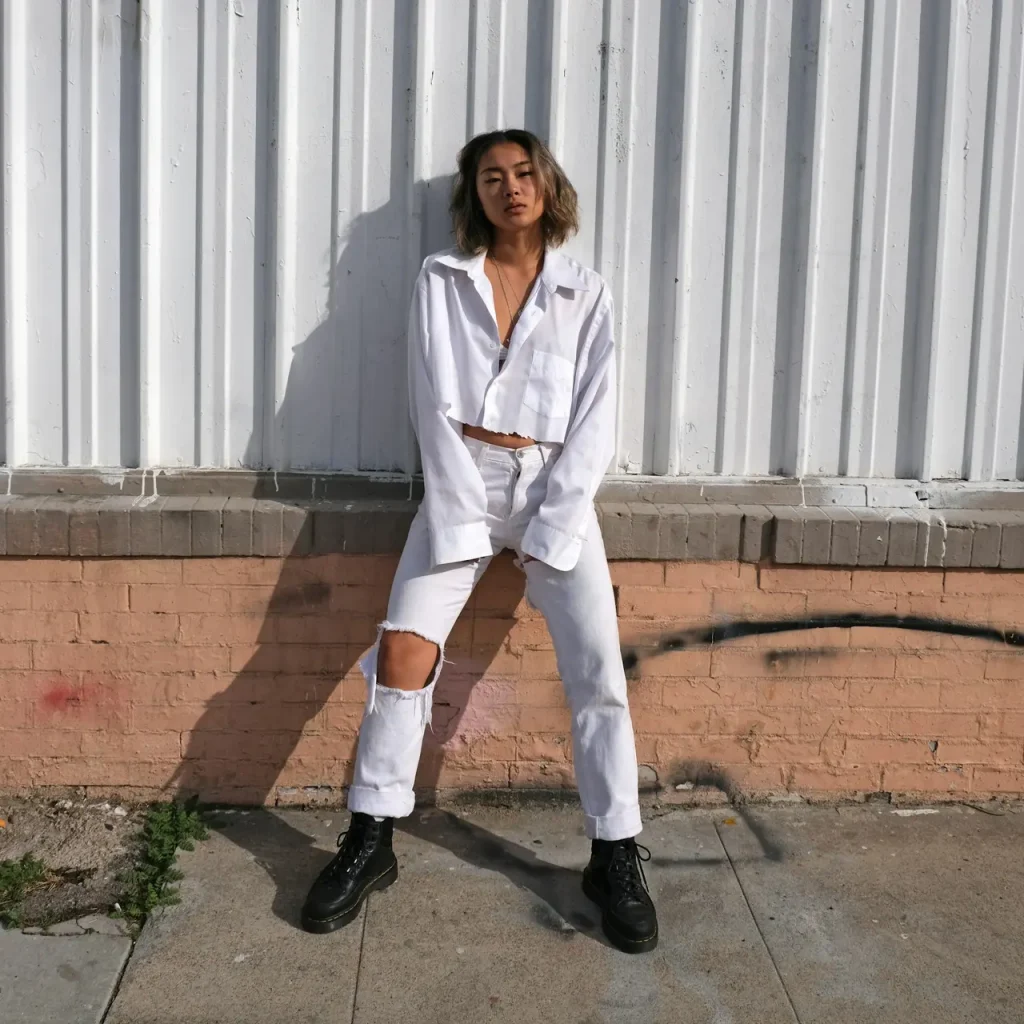 Femeie elegantă purtând pantofi la modă într-un decor urban