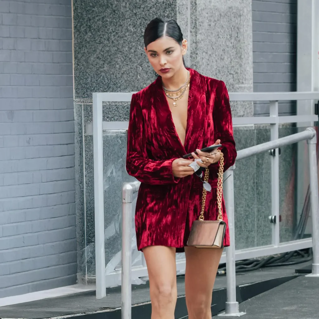 Femeie purtând un costum clasic combinat cu elemente colorate îndrăznețe