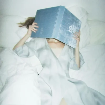 Persoană citind atentă cu ochelari și notițe, reprezentând cititul conștient