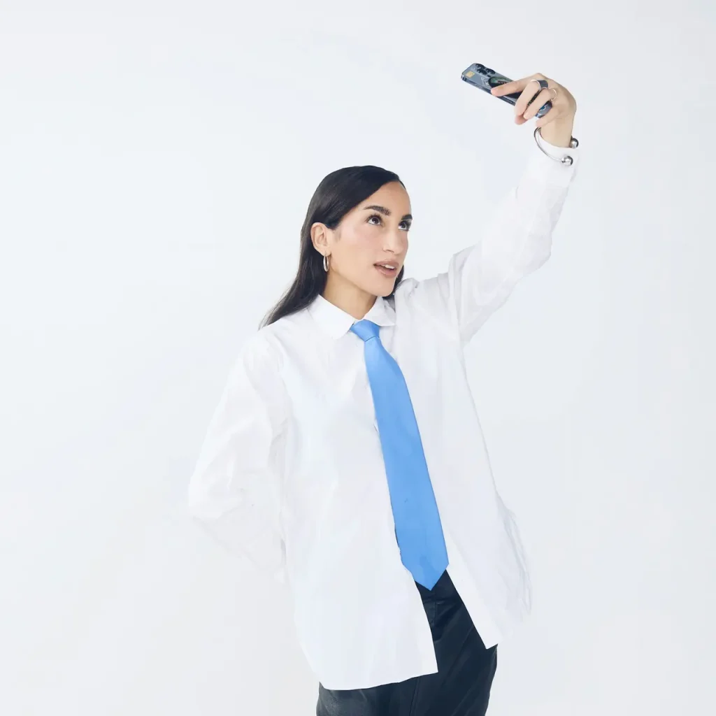 Persoană lucrând la branding personal online pe laptop