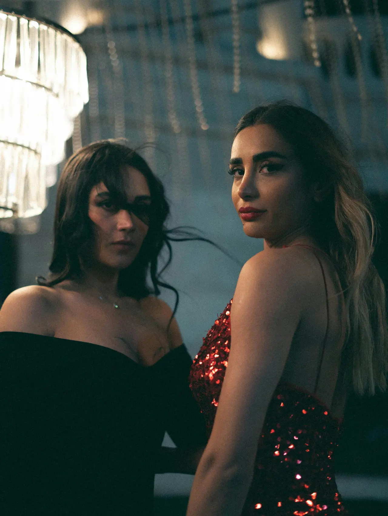 Femeie elegantă în rochie glam în iluminare de seară