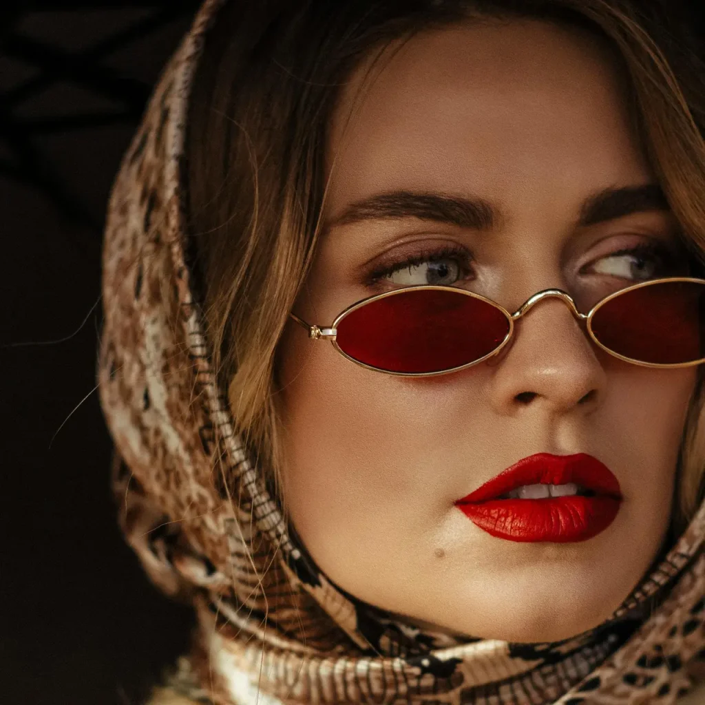 Persoană purtând ochelari potriviți formei feței