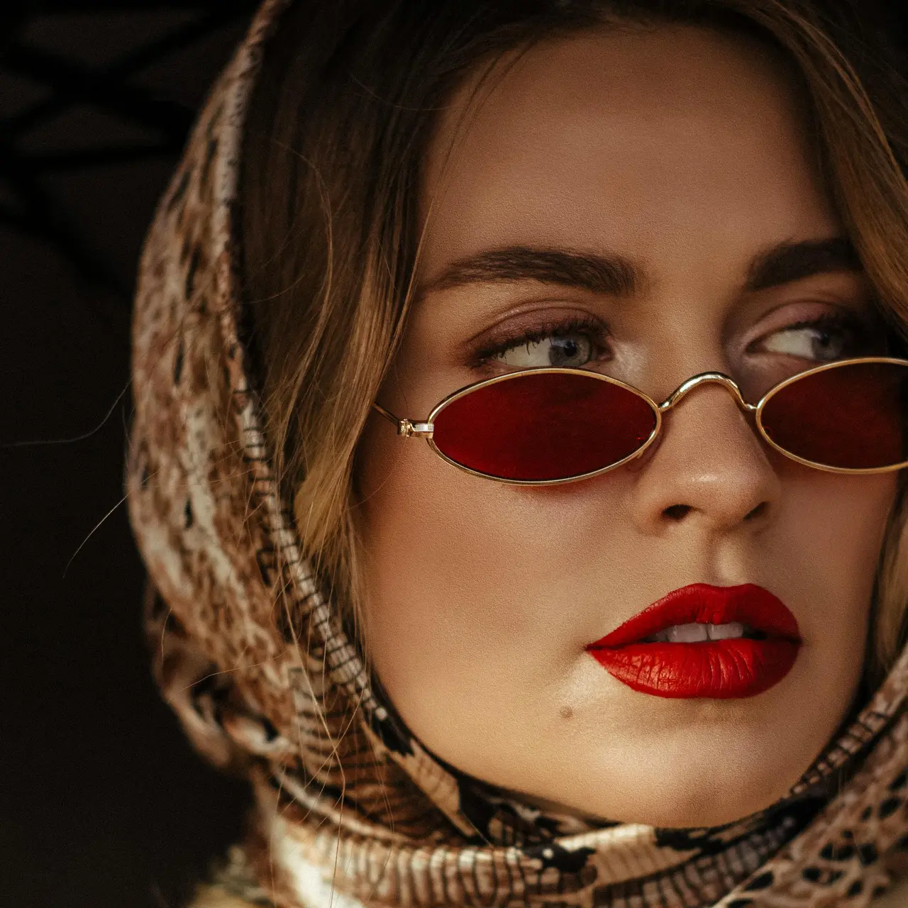 Persoană purtând ochelari potriviți formei feței