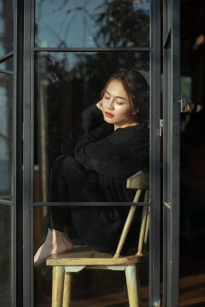 O persoană savurând o ceașcă de ceai într-un cadru natural liniștit